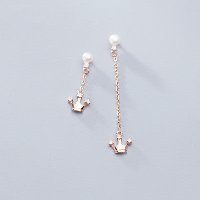 Crown-studded pearl asymmetrical earrings