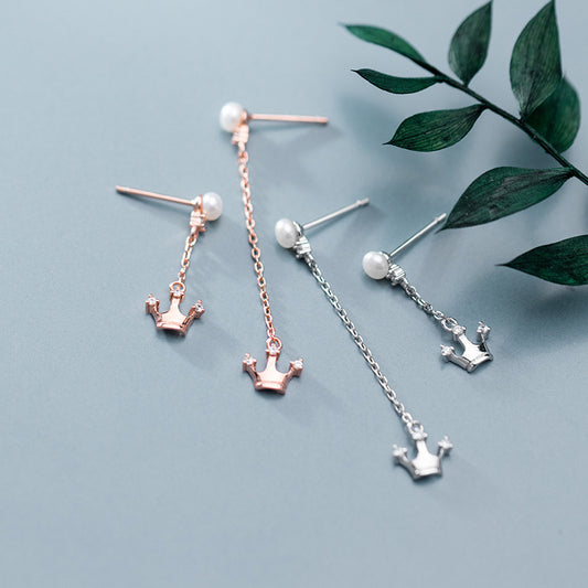 Crown-studded pearl asymmetrical earrings