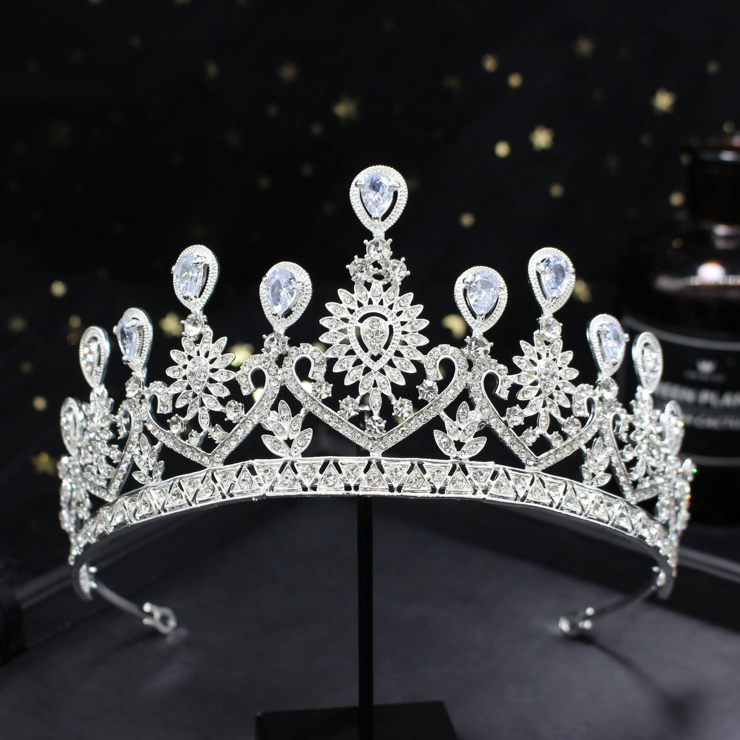 The Queen VËNGĖ Crown