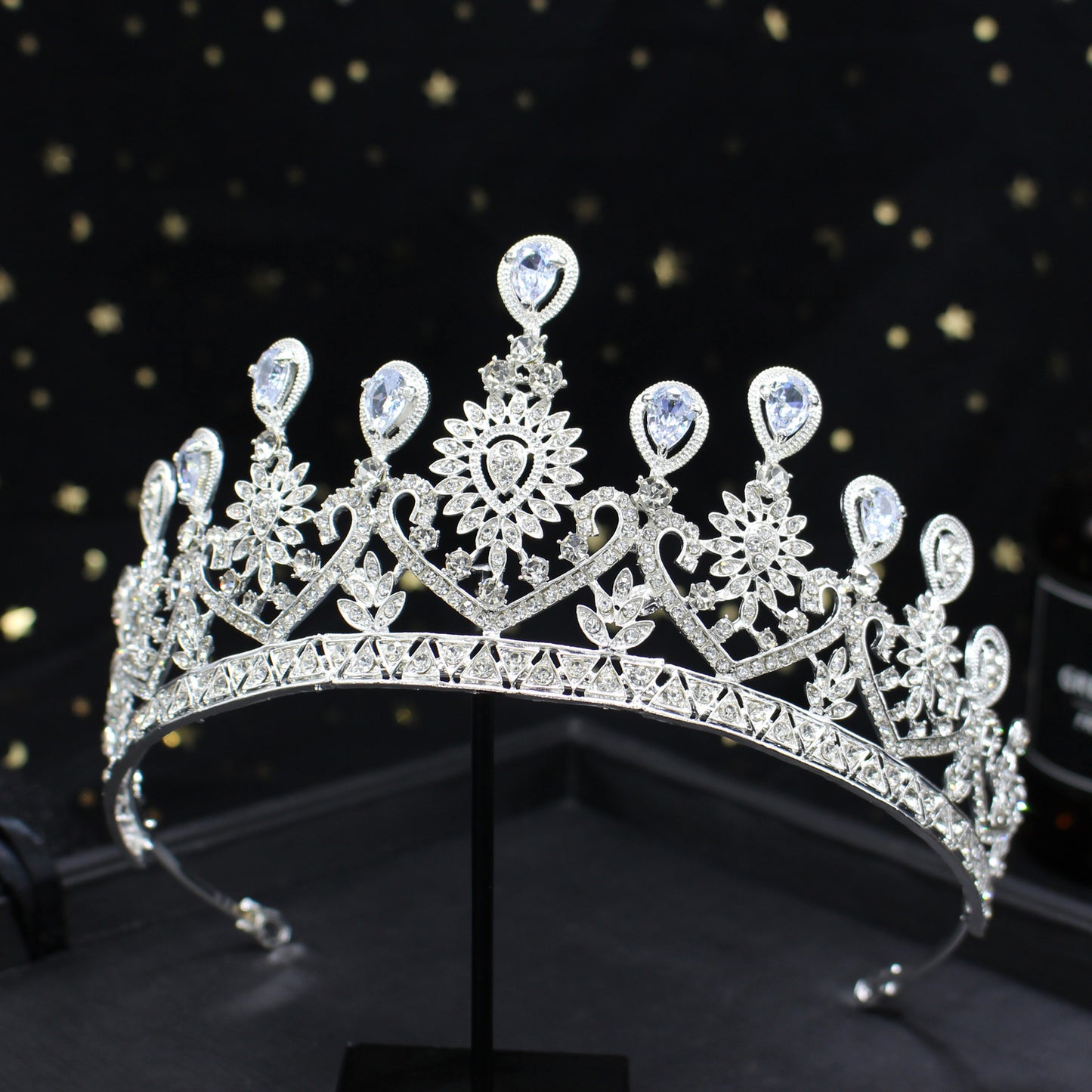 The Queen VËNGĖ Crown