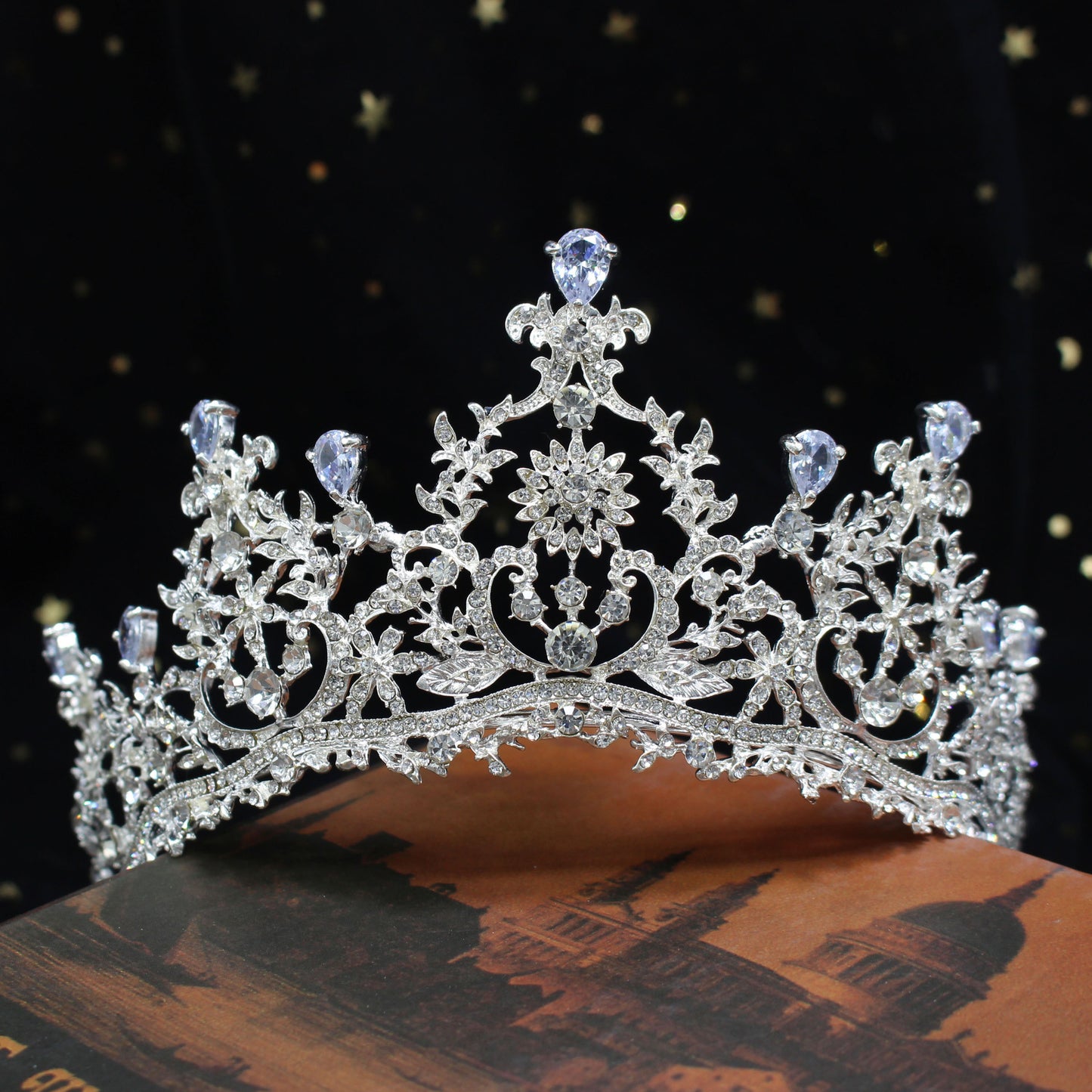 The Queen VËNGĖ Crown